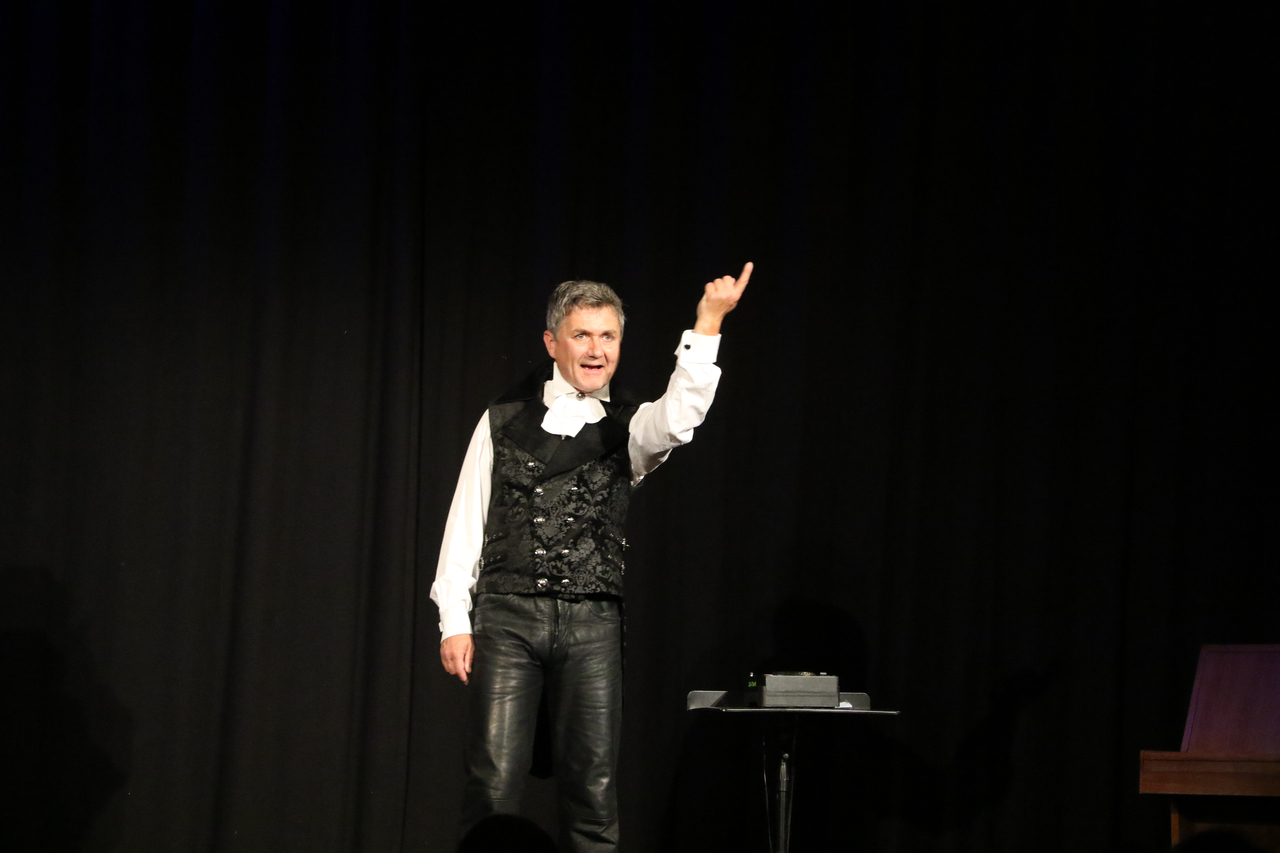 Der Welten Untergang - Ein Liederabend mit Folgen